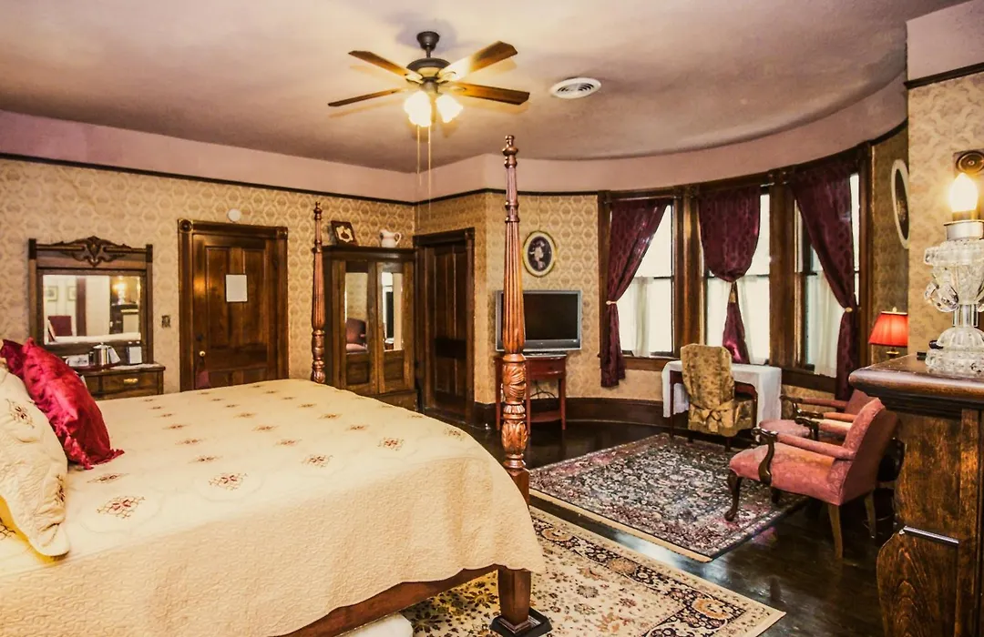 Simmons-Bond Inn Bed & Breakfast-1